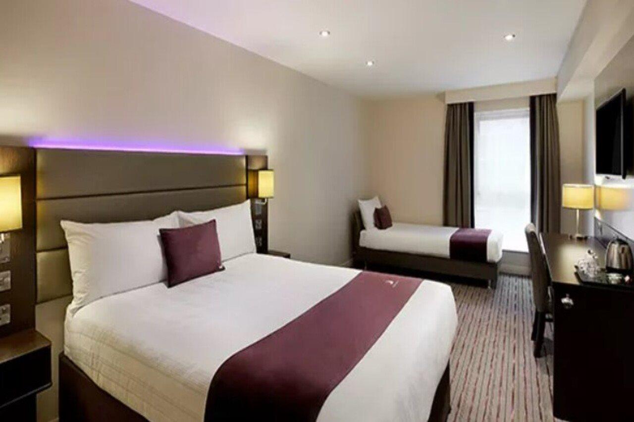 Premier Inn Ware Ngoại thất bức ảnh