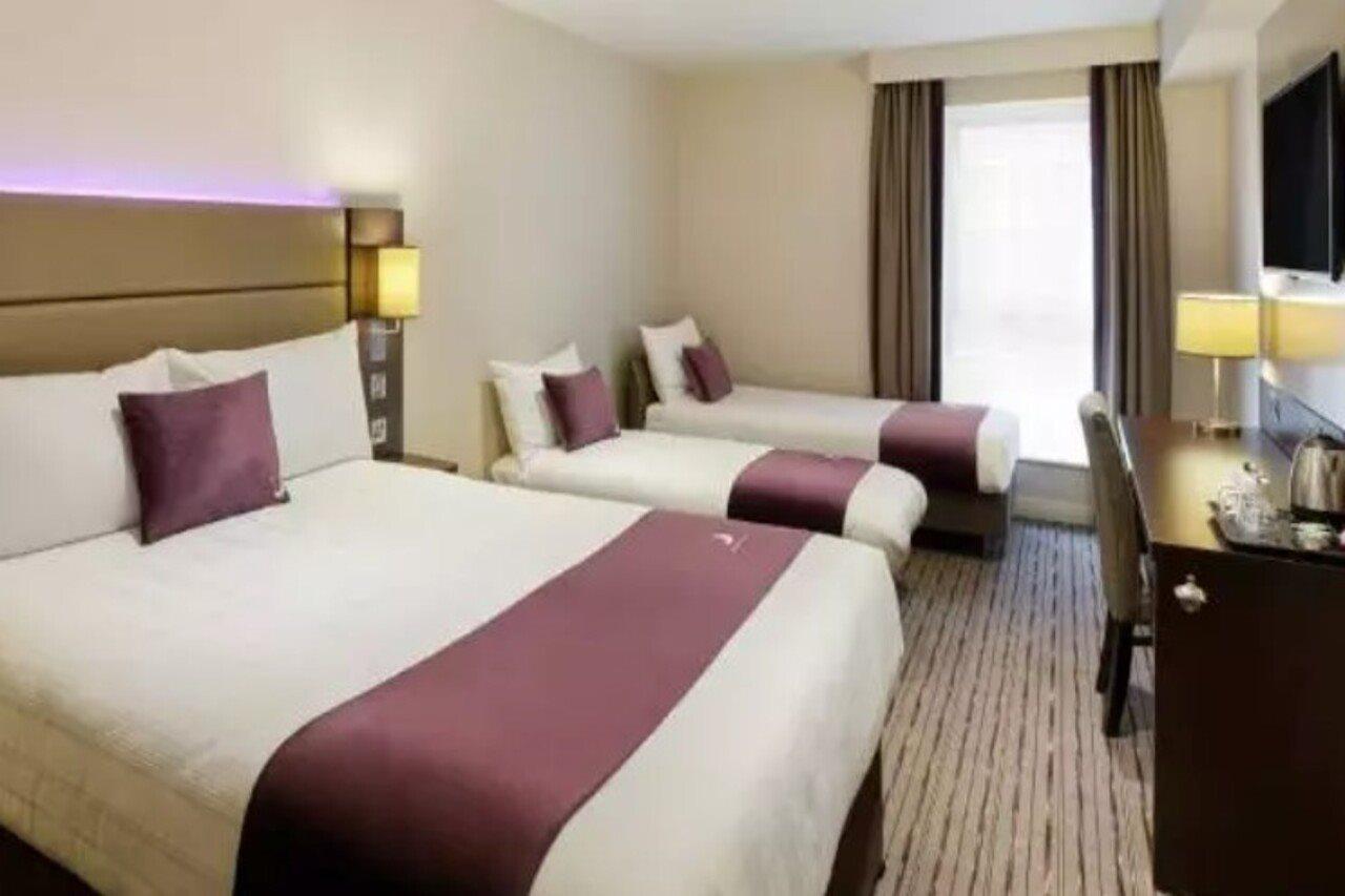 Premier Inn Ware Ngoại thất bức ảnh