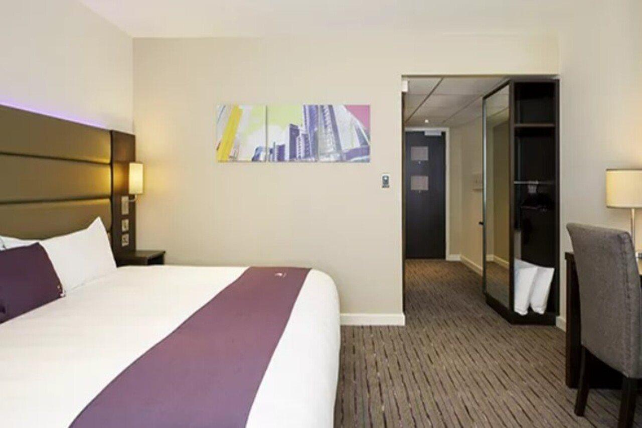 Premier Inn Ware Ngoại thất bức ảnh